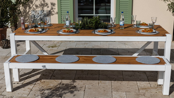 Großer Holztisch auf Terrasse mit Essen