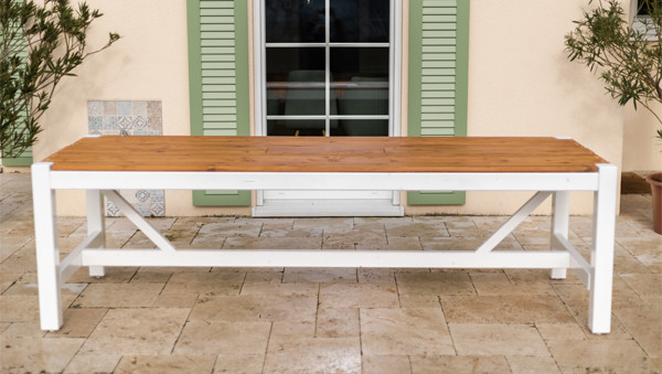 Gartentisch aus Massivholz auf der Terrasse