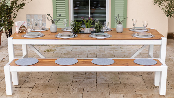 Tisch für den Garten aus Massivholz