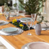 Gartentisch mit Blumen im Blumenkasten