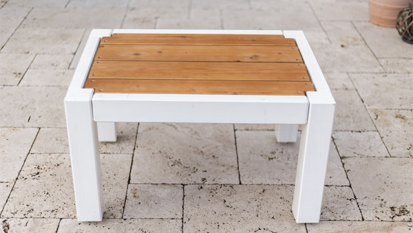 Loungetisch aus Vollholz für den Garten oder die Terrasse