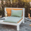 Gartenmöbel modern und aus Massivholz. Eine Holzlounge für eine Person mit Kissen und Ablageplatte.