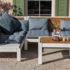 Gartenmöbel Lounge aus Holz mit blauen Kissen