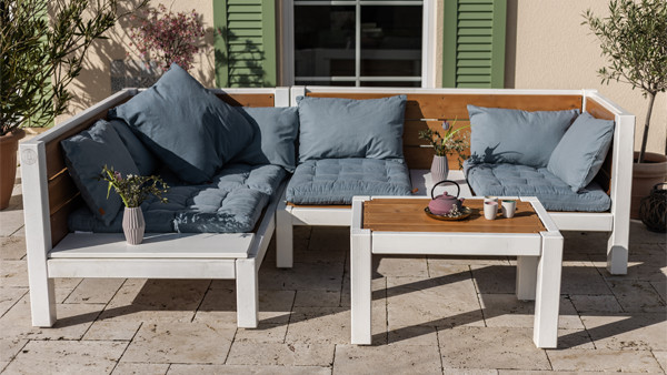 Gartenmöbel Lounge aus Holz mit blauen Kissen