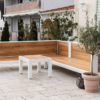 Loungemöbel aus Holz auf der Terrasse